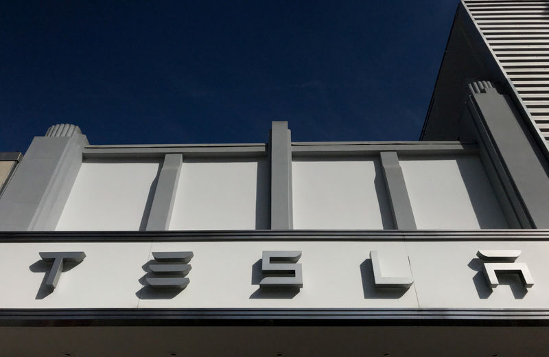 © Reuters. FILE PHOTO: A Tesla showroom is seen in Santa Monica