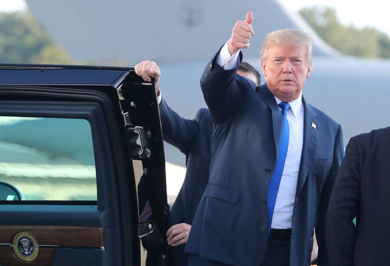 © Reuters. President Donald Trump gives thumbs-up upon arrival at Memphis International Airport in Memphis Tennessee