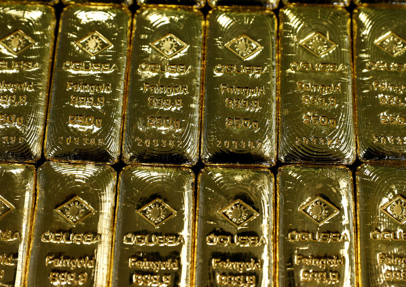 © Reuters. FILE PHOTO: Gold bars are seen in the Austrian Gold and Silver Separating Plant 'Oegussa' in Vienna