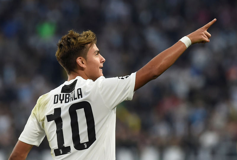 © Reuters. Paulo Dybala de la Juventus celebra luego de anotar el primer gol de su equipo ante el BSC Young Boys