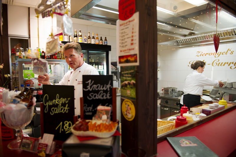 © Reuters. FILE PHOTO:  Owner Mario Ziervogel and his wife Viola sell Currywurst at Ziervogels Kult Curry in Berlin