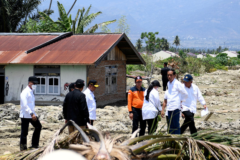© Reuters. الرئيس الإندونيسي يقوم بزيارة ثانية لسولاويسي التي ضربها زلزال