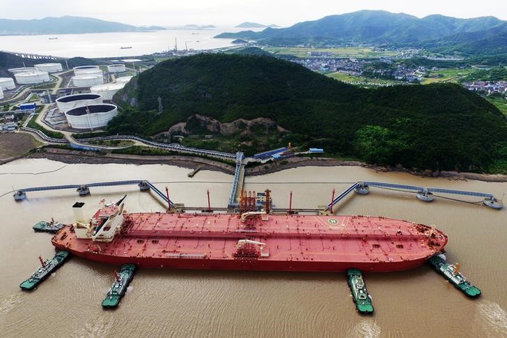© Reuters. Нефтяной танкер в терминале порта Нинбо, провинция Чжэцзян