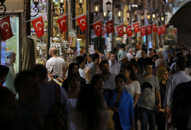 © Reuters. FILE PHOTO:  People shop in an old bazaar in Istanbul