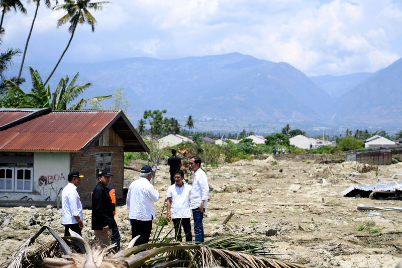 © Reuters. Indonesian President Joko Widodo talks with Indonesian Coordinating Minister of Politics, Law, and Security Affairs Wiranto during a visit to quake-hit areas at Petobo district in Palu, Central Sulawesi