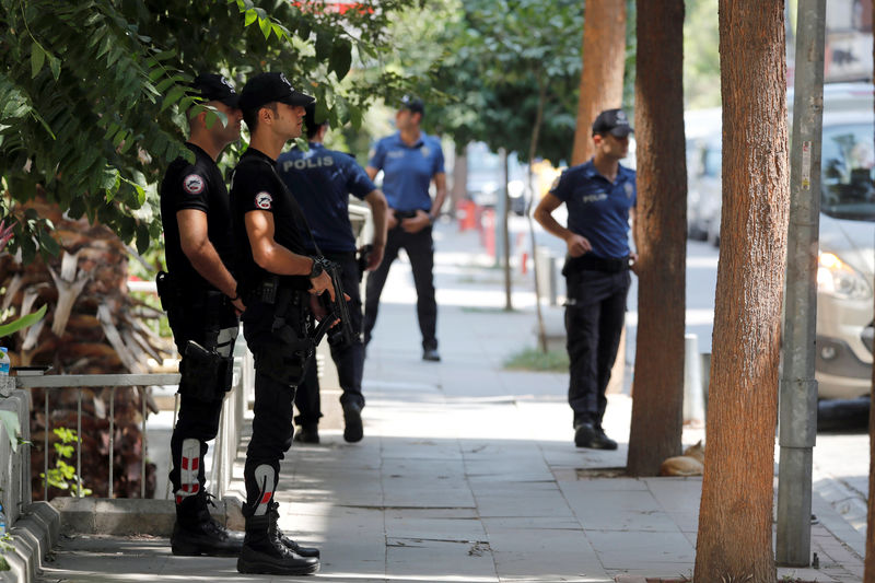 © Reuters. Policiais patrulham casa do pastor norte-americano Andrew Brunson em Izmir, na Turquia