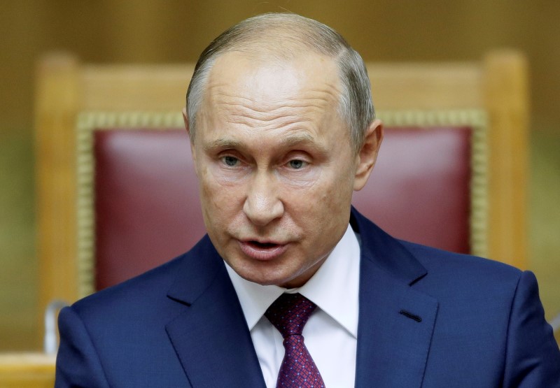 © Reuters. بوتين: من الأفضل لو لم يتدخل ترامب في أسواق النفط