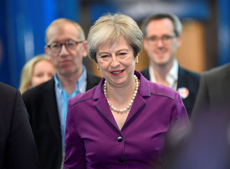 © Reuters. May defiende sus planes del Brexit después de bailar en el escenario