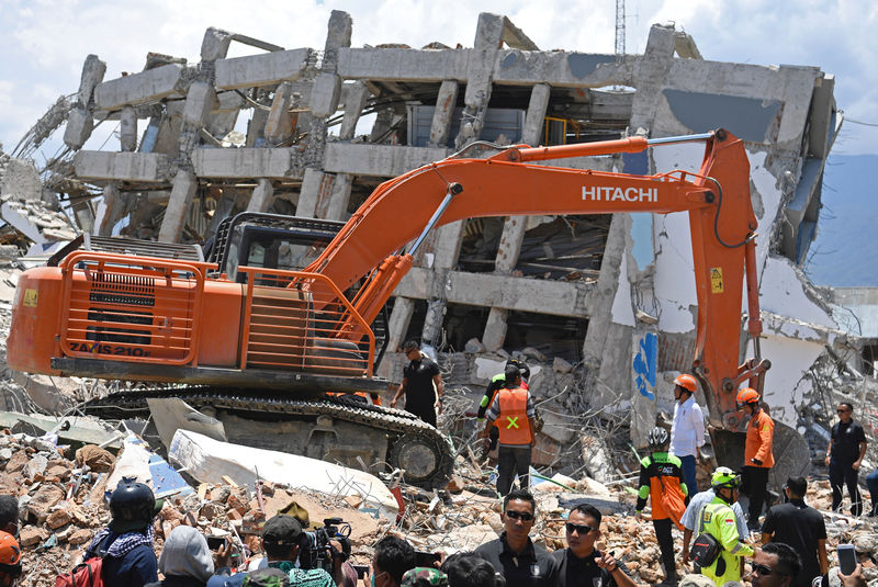 © Reuters. Presidente da Indonésia, Joko Widodo, acompanha processo de retirada de pessoas perto das ruinas de hotel destruído por terremoto em Palu, Sulawesi, na Indonésia