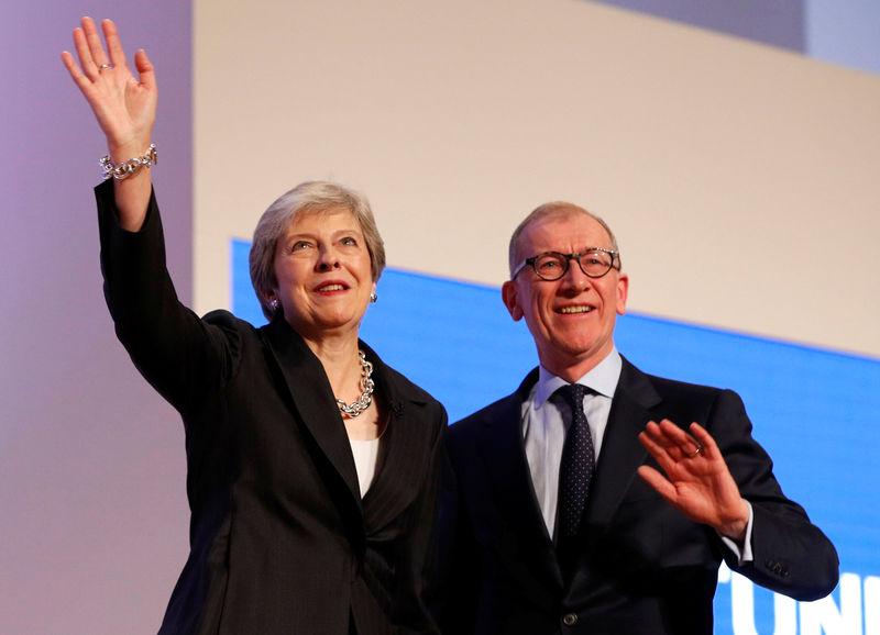 © Reuters. Premiê britânica, Theresa May, e o marido, Philip, são saudados após ela realizar discurso na conferência do Partido Conservador