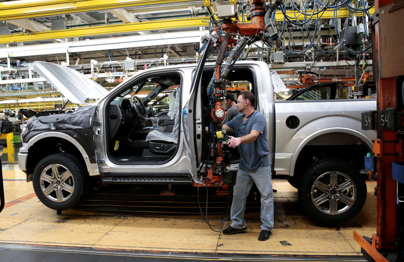 © Reuters. Un operaio della Ford alla catena di montaggio di Dearborn, in Michigan, Usa