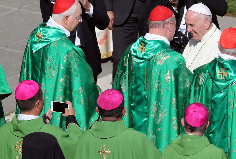 © Reuters. Papa Francisco cumprimenta bispos durante encontro no Vaticano