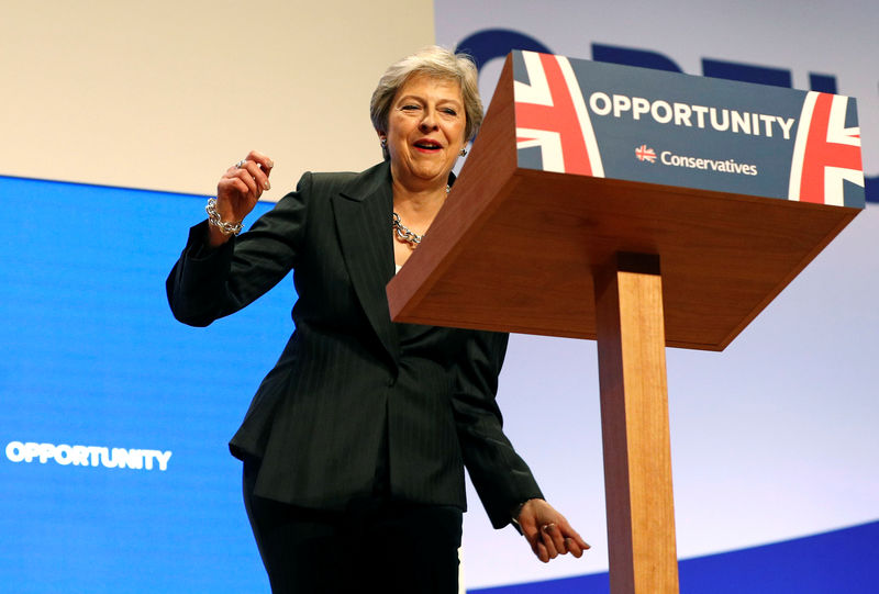 © Reuters. Premiê britânica, Theresa May, dança no palco de conferência do Partido Conservador em Birmingham