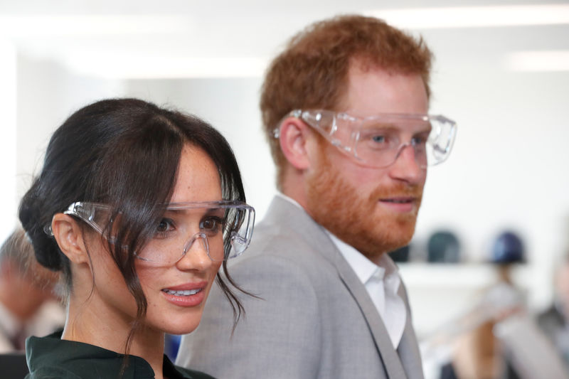 © Reuters. Príncipe Harry e a mulher, Meghan, usam óculos protetores durante visita à Universidade Chichester Tech Park, em Chichester