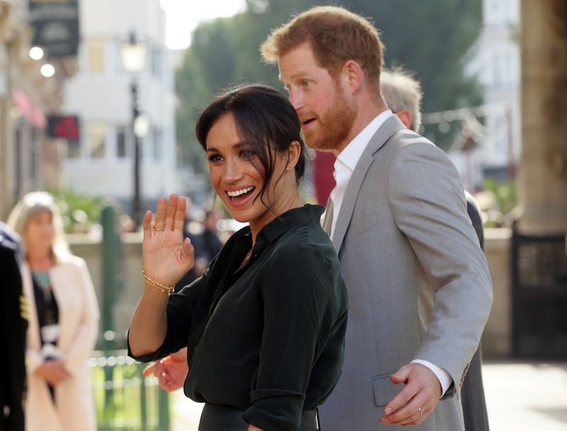 © Reuters. Meghan y Enrique inspeccionan un manuscrito de la Declaración de Independencia de EEUU en Inglaterra