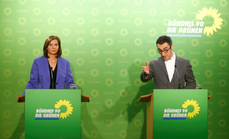 © Reuters. Katrin Goering-Eckardt and Cem Ozdemir of the German Green party hold a press conference at the party headquarters in Berlin