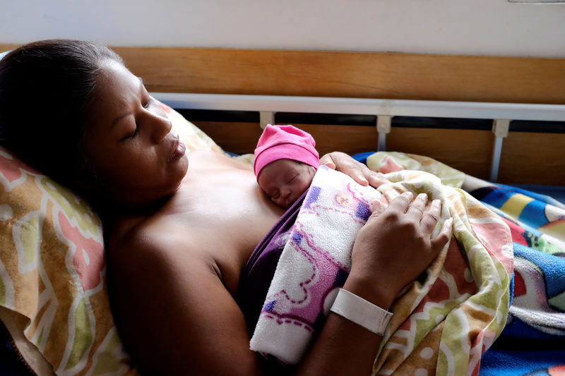 © Reuters. Joana Mendez segura filha recém-nascida em hospital em Caracas, Venezuela