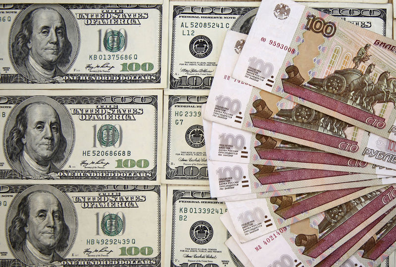 Рубль в минусе после аукционов ОФЗ и на фоне восстановления доллара