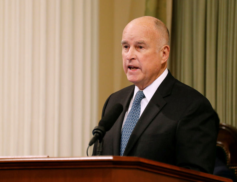 © Reuters. FILE PHOTO: California Governor Jerry Brown delivers his final state of the state address in Sacramento