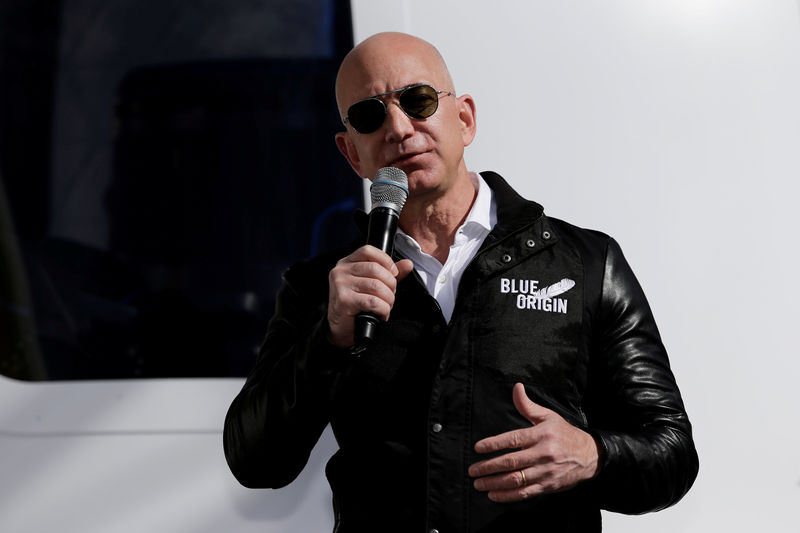 © Reuters. FILE PHOTO: Amazon and Blue Origin founder Jeff Bezos addresses the media about the New Shepard rocket booster and Crew Capsule mockup at the 33rd Space Symposium in Colorado Springs