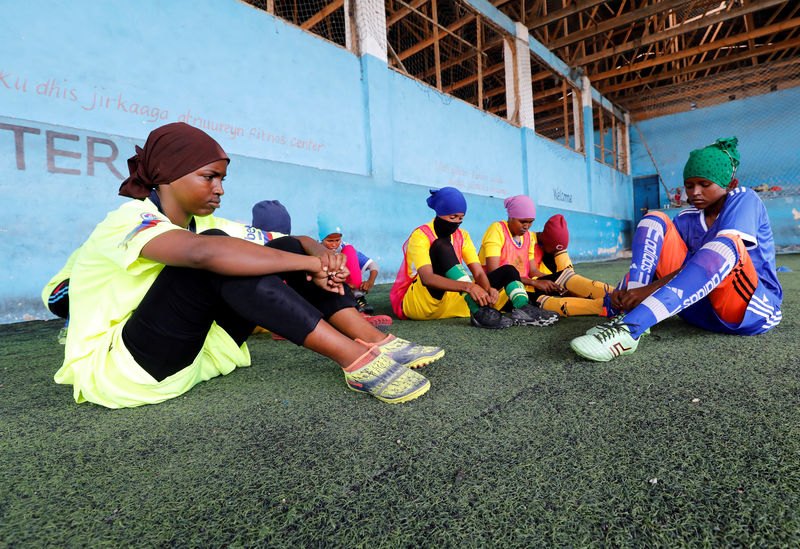 © Reuters. نادي جولدن كلوب... انفراجة نحو المساواة بين الجنسين في الصومال