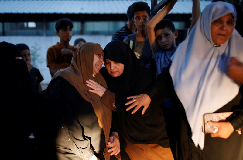 © Reuters. مسؤولون فلسطينيون: مقتل شاب من غزة في احتجاج على الحدود