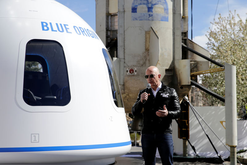 © Reuters. O fundador da Amazon e da Blue Origin, Jeff Bezos, fala à mídia sobre o foguete New Shepard e a maquete da Crew Capsule no 33º Simpósio Espacial em Colorado Springs, Colorado, EUA