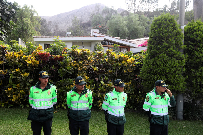 © Reuters. Policiais peruanos diante da casa de Fujimori em Lima