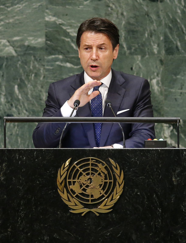 © Reuters. رئيس الوزراء: حكومة إيطاليا توافق على تقليص العجز والدين المستهدف