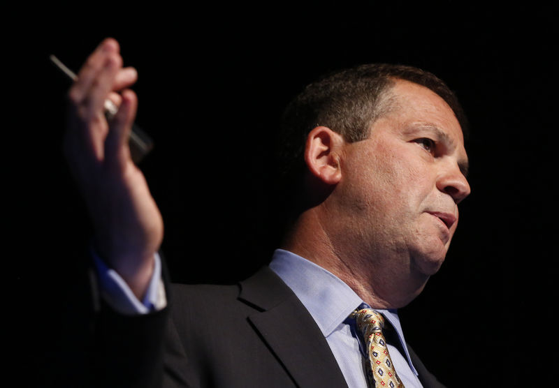 © Reuters. FILE PHOTO: Jonathon Jacobson,  Founder, Chief Investment Officer and Chief Executive Officer of Highfields Capital Management LP, speaks at the Sohn Investment Conference in New York