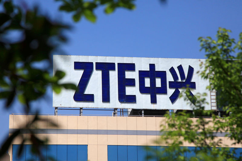 © Reuters. FILE PHOTO: The logo of China's ZTE Corp is seen on a building in Nanjing