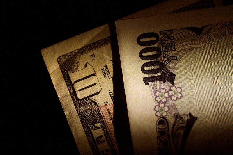© Reuters. FILE PHOTO: Illustration photo of Japan Yen and U.S. Dollar notes