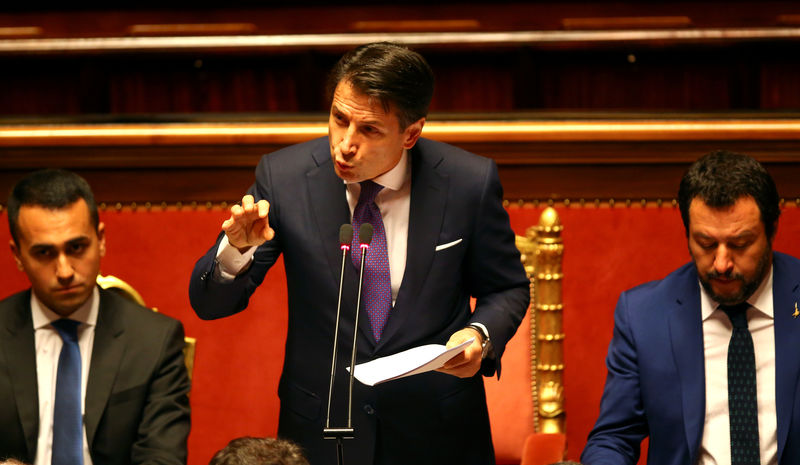 © Reuters. Il premier Giuseppe Conte (al centro) in parlamento con i due vicepremier Luigi Di Maio (a sinistra) e Matteo Salvini (a destra)