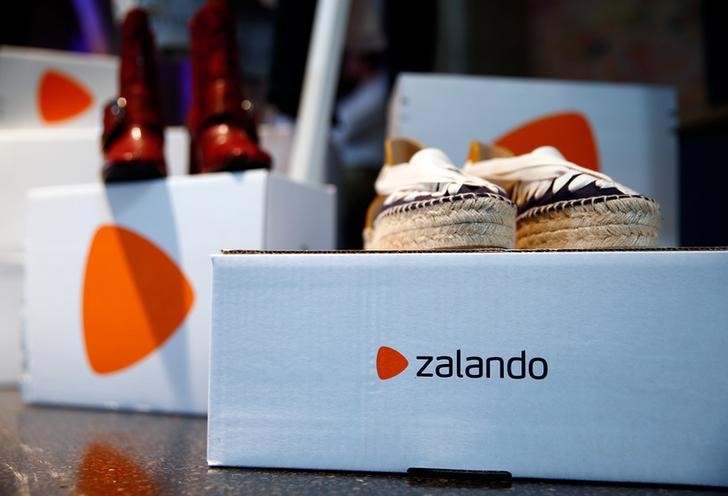 © Reuters. FILE PHOTO: Goods of Zalando Operations, are seen during the company's annual shareholder meeting in Berlin