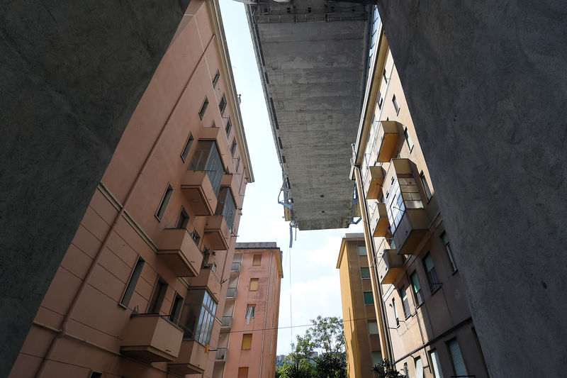 © Reuters. Il ponte Morandi crollato tra i palazzi di Genova