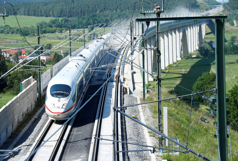 © Reuters. An Intercity Express ICE train of Deutsche Bahn AG is pictured on the new new rail line connecting Berlin and Munich in Gehren near Erfurt