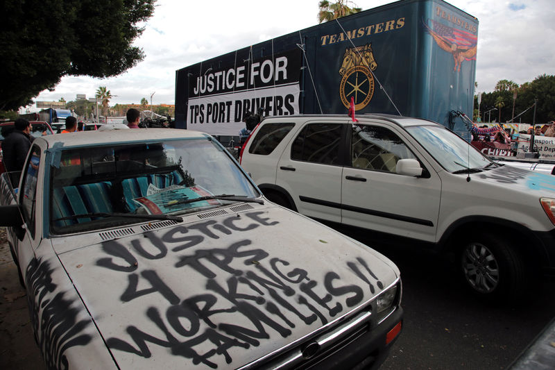 © Reuters. Caravana em apoio a pessoas ameaçadas de deportação em Los Angeles