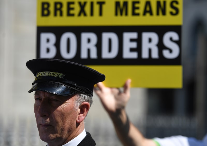 © Reuters. Ator vestido de agente de fronteira durante protesto contra o Brexit na Irlanda