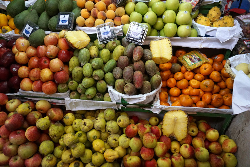 © Reuters. Frutas são exibidas em feira em Lima, Peru