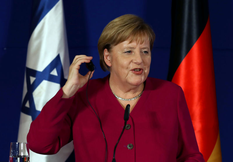 © Reuters. ميركل: ألمانيا وإسرائيل تتفقان على ضرورة منع إيران من حيازة سلاح نووي