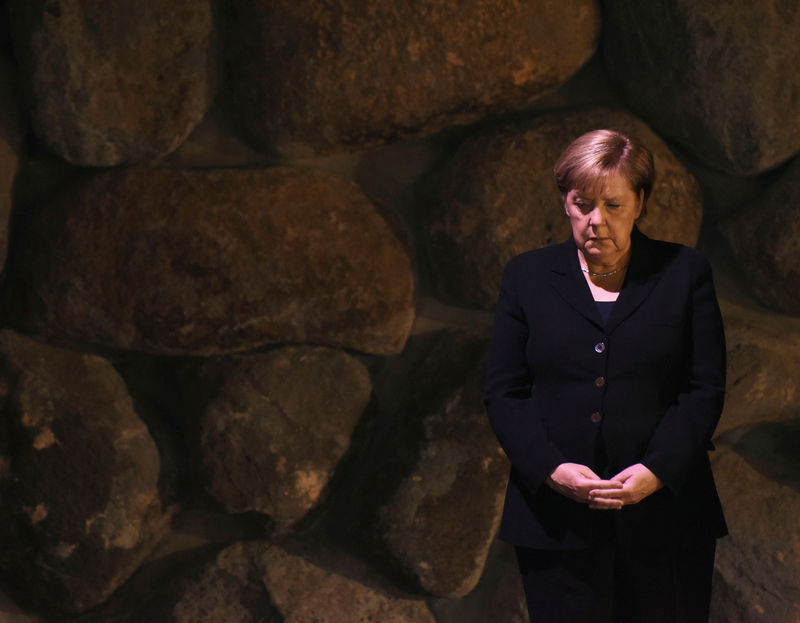 © Reuters. Chanceler alemã, Angela Merkel, presta homenagem em visita ao Yad Vashem, o memorial nacional do Holocausto de Israel