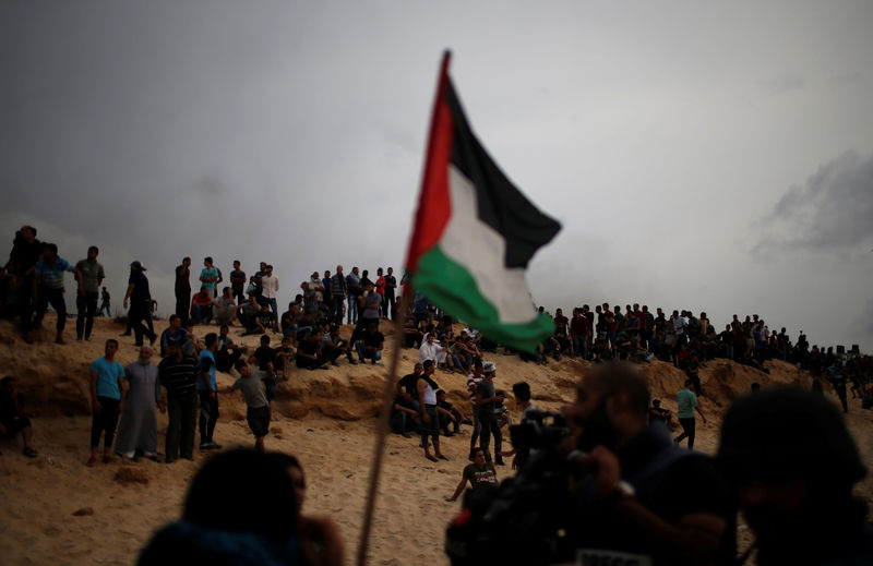 © Reuters. إسرائيل تعزز قواتها خارج غزة مع دخول الاحتجاجات الحدودية شهرها السابع