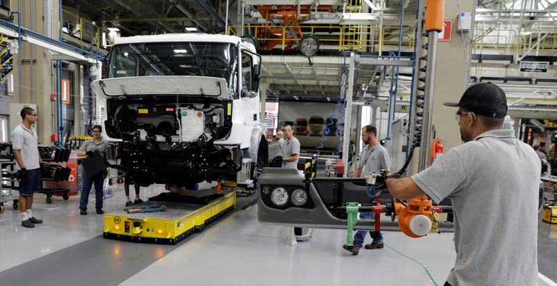 © Reuters. Operários trabalham na nova linha de montagem de caminhões na fábrica de caminhões e ônibus da Mercedes Benz em São Bernardo do Campo