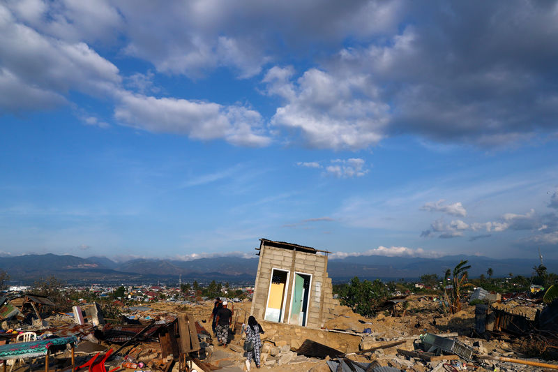 © Reuters. Moradores de área atingida por terremoto em Palu, na Indonésia