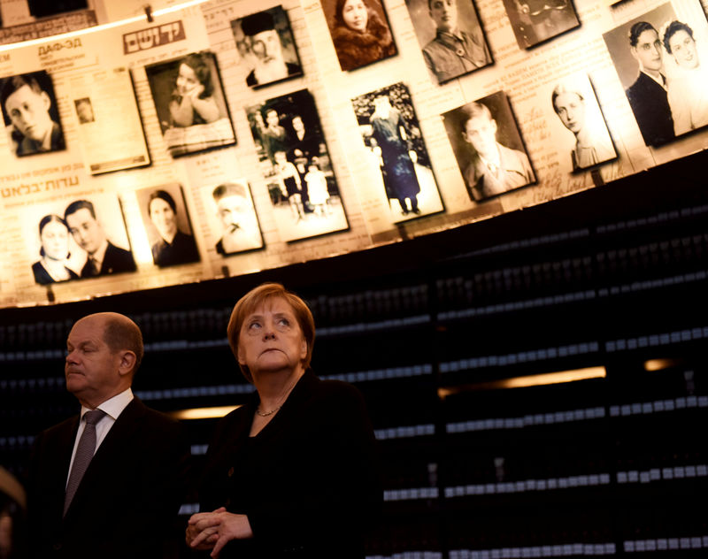 © Reuters. Merkel visita el centro en memoria del Holocausto en Jerusalén y promete combatir el antisemitismo