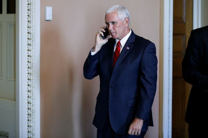 © Reuters. Vice-presidente dos EUA, Mike Pence, fala ao telefone durante evento em Washington