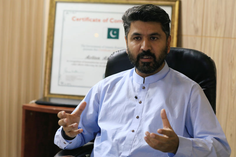 © Reuters. Abdul Khaliq, da ActionAid, concede entrevista à Reuters em Islamabad