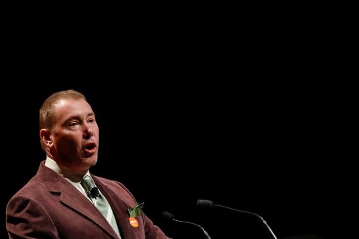 © Reuters. FILE PHOTO: Jeffrey Gundlach, CEO of DoubleLine Capital LP, presents during the 2018 Sohn Investment Conference in New York