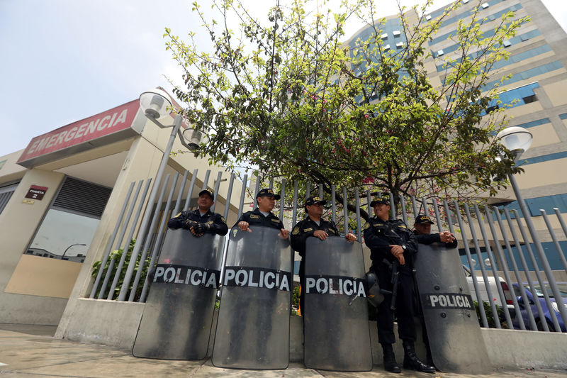 © Reuters. Policiais diante de hospital onde Fujimori está internado