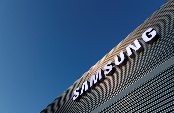 © Reuters. FILE PHOTO: The logo of Samsung is seen on a building during the Mobile World Congress in Barcelona